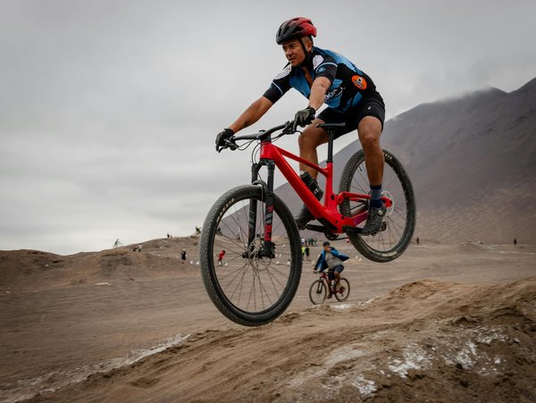 What is the optimal gear ratio for hill climbing on a sport bike in the Lake District?