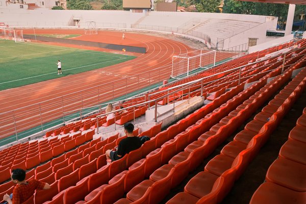 What are effective strategies for managing stress during professional bowling tournaments?